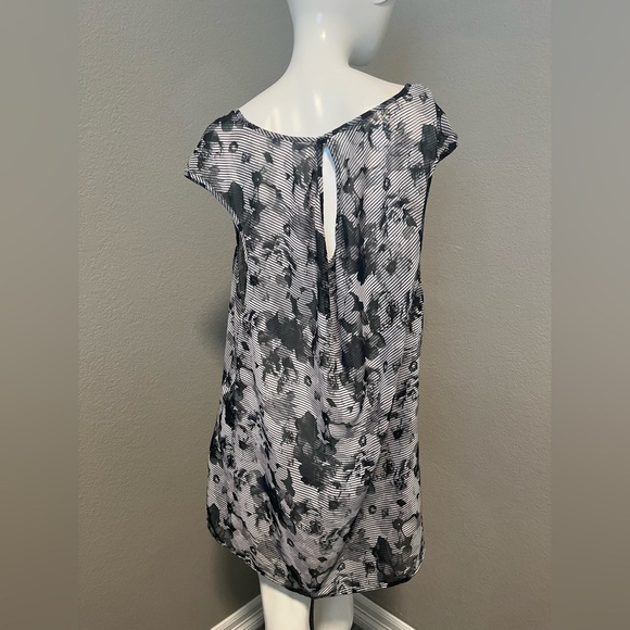 Maurices Plus Women’s Black/ Grey Floral Sleeveless Sheer Top Blouse Size 2 - Picture 4 of 9